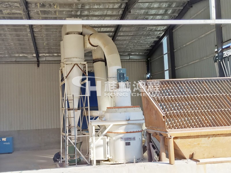 內(nèi)蒙古某膨潤土磨粉機(jī)HC1500擺式磨粉機(jī)磨粉機(jī)現(xiàn)場 內(nèi)蒙古某膨潤土磨粉機(jī)HC1500擺式磨粉機(jī)磨粉機(jī)現(xiàn)場