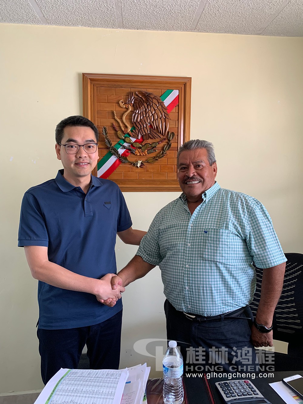 中國(guó)磨粉機(jī)廠家桂桂林鴻程總經(jīng)理容棟國(guó)與客戶(hù)合影