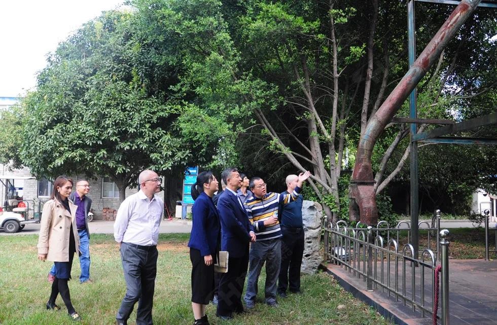 廣西塑料行業協會一行人與公司高層共同觀摩桂林鴻程首臺磨粉機 廣西塑料行業協會一行人與公司高層共同觀摩桂林鴻程首臺磨粉機